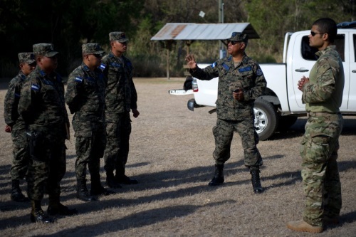 green berets teaching honduran soldiers