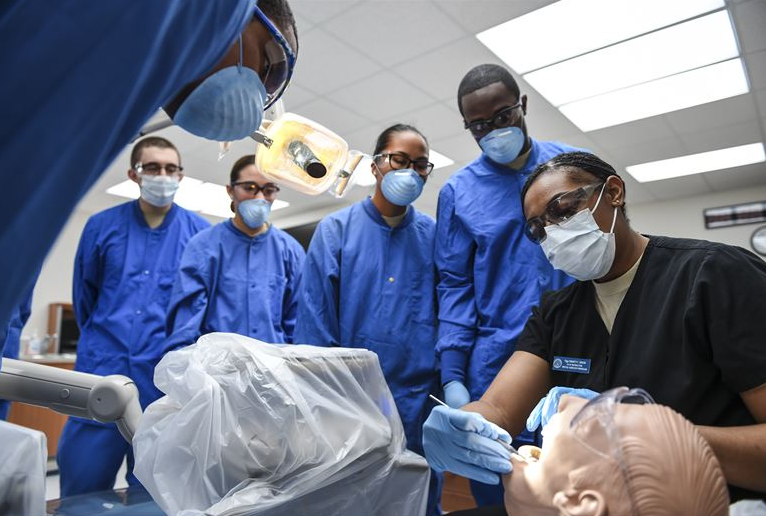 An Dental Assistant (4Y0X1 & 4Y0X1H) at work