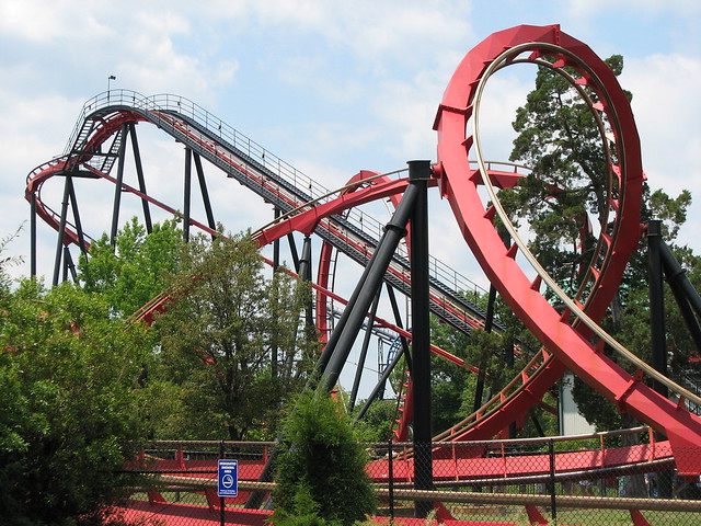 https://upload.wikimedia.org/wikipedia/commons/thumb/1/18/Carowinds_aerial_view%2C_September_2017.JPG/1024px-Carowinds_aerial_view%2C_September_2017.JPG