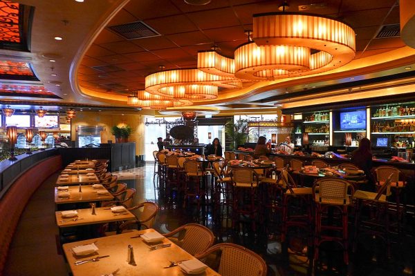 1024px-The_Cheese_Cake_Factory_Hong_Kong_interior_201711