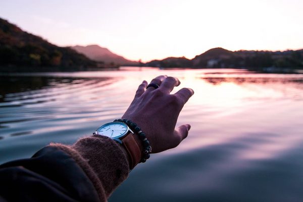 united-states-thousand-oaks-lake-sherwood-hand-sunset