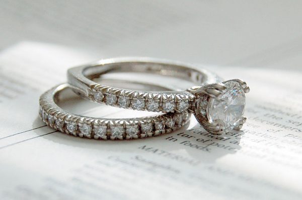 800px-Diamond_rings_photo_by_Jennifer_Dickert_(2)