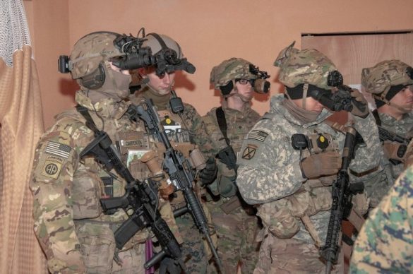 army soldier wearing the envg-b helmet mount