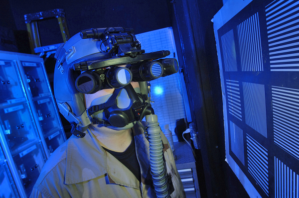 US Airman tests panoramic NODS military equipment