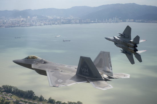 differences between the f-15 and f-22