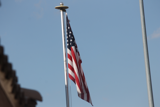 how to hang american flag vertically